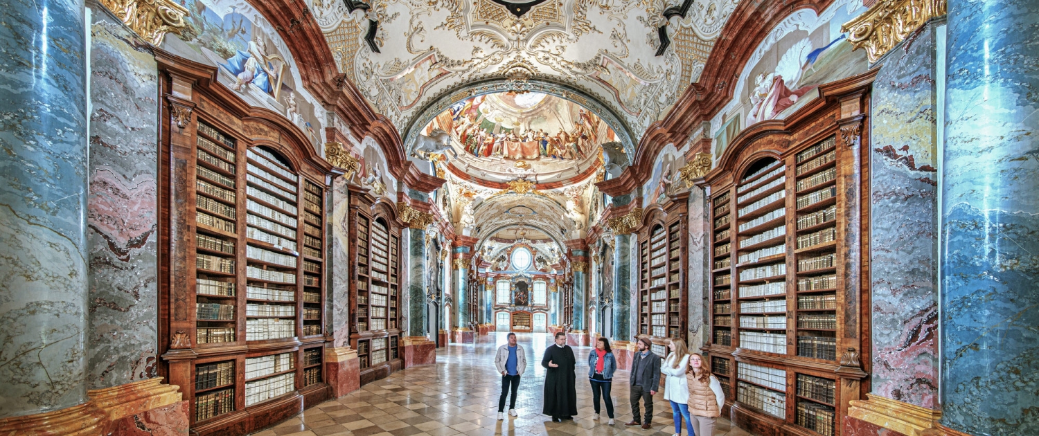 Menschen stehen in schöner Bibliothek